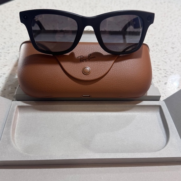 Ray Ban Meta AI Men’s Glasses - Regular Size - POLARIZED - Picture 5 of 7